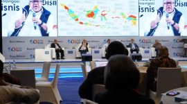 Suasana panel diskusi BIG 40 Conference saat Fahri Hamzah mempresentasikan peta persebaran backlog perumahan di Indonesia di hadapan para peserta dan pemangku kepentingan.