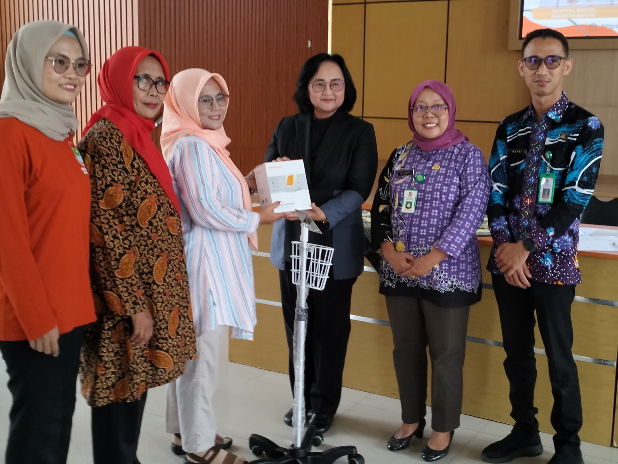 Ratna Jumila, Sri, Sujiyanti, Ibu Lisiawati Lase, Ibu Elis, Bapak Abdul Muhyi (Dari Kiri Ke Kanan) Dokumentasi Istimewa