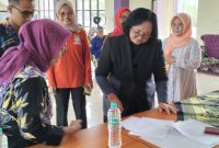 Ibu Lisiawati Lase bersama dengan Ketua Posyandu di Kutabaru. Dok Istimewa. 