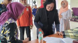 Ibu Lisiawati Lase bersama dengan Ketua Posyandu di Kutabaru. Dok Istimewa. 