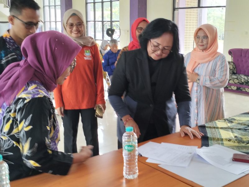 Ibu Lisiawati Lase bersama dengan Ketua Posyandu di Kutabaru. Dok Istimewa. 
