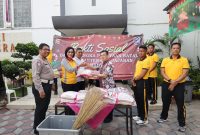 Polda Banten menyerahkan paket sembako kepada warga dalam kegiatan bakti sosial menyambut Natal 2025, sebagai bentuk nyata toleransi dan kepedulian Polri kepada masyarakat.