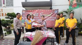 Polda Banten menyerahkan paket sembako kepada warga dalam kegiatan bakti sosial menyambut Natal 2025, sebagai bentuk nyata toleransi dan kepedulian Polri kepada masyarakat.
