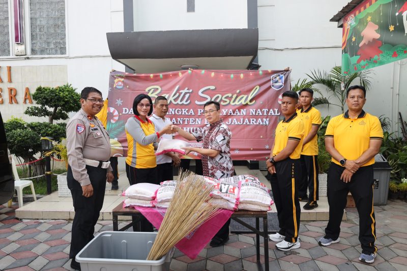 Polda Banten menyerahkan paket sembako kepada warga dalam kegiatan bakti sosial menyambut Natal 2025, sebagai bentuk nyata toleransi dan kepedulian Polri kepada masyarakat.