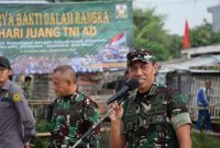 Komandan Kodim 0510/Tigaraksa Letkol Inf Yudho Setyono, S.H. memberikan arahan saat pelaksanaan Karya Bakti pembersihan sungai dalam rangka antisipasi banjir dan peringatan HUT Kodam Jaya.