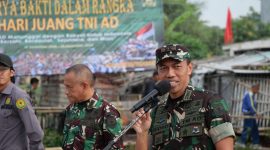 Komandan Kodim 0510/Tigaraksa Letkol Inf Yudho Setyono, S.H. memberikan arahan saat pelaksanaan Karya Bakti pembersihan sungai dalam rangka antisipasi banjir dan peringatan HUT Kodam Jaya.