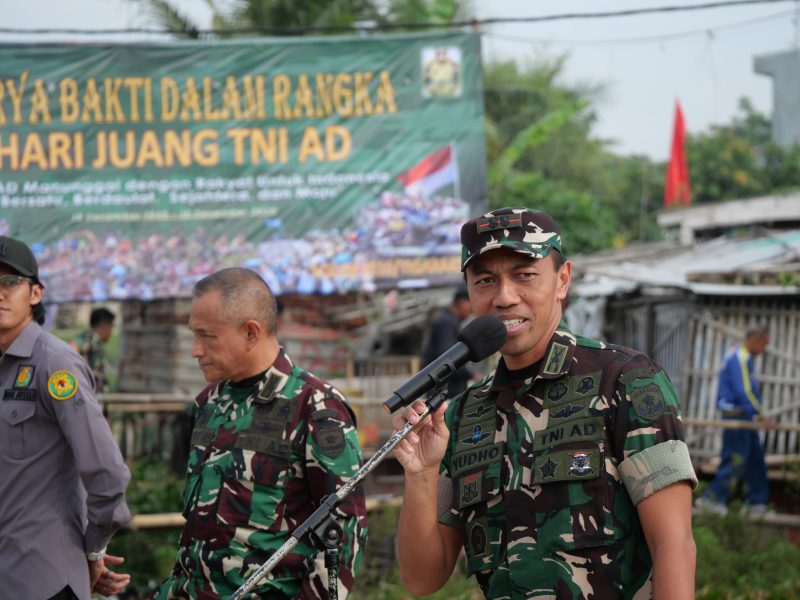 Komandan Kodim 0510/Tigaraksa Letkol Inf Yudho Setyono, S.H. memberikan arahan saat pelaksanaan Karya Bakti pembersihan sungai dalam rangka antisipasi banjir dan peringatan HUT Kodam Jaya.