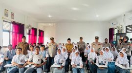 Polda Banten bersama Polres Serang dan pihak sekolah berfoto bersama siswa SMAN 1 Pontang usai kegiatan sosialisasi pencegahan kenakalan remaja dan penyalahgunaan narkoba.