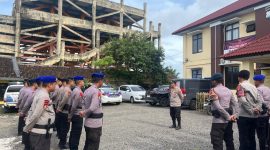 Pimpinan memberikan arahan kepada personel Ditsamapta Polda Banten saat apel siaga SAR di Mapolsek, memastikan kesiapan personel dan peralatan untuk respons cepat bencana.