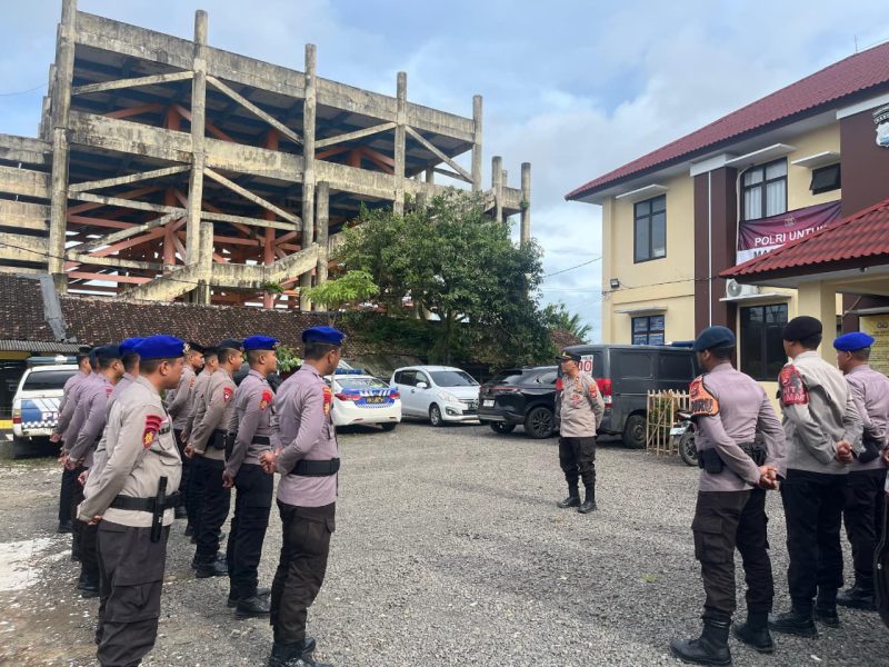 Pimpinan memberikan arahan kepada personel Ditsamapta Polda Banten saat apel siaga SAR di Mapolsek, memastikan kesiapan personel dan peralatan untuk respons cepat bencana.