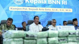 Kepala BNN RI Komjen Pol Suyudi Ario Seto memimpin konferensi pers pengungkapan jaringan narkoba internasional, dengan barang bukti sabu hasil sitaan ditampilkan di hadapan publik.