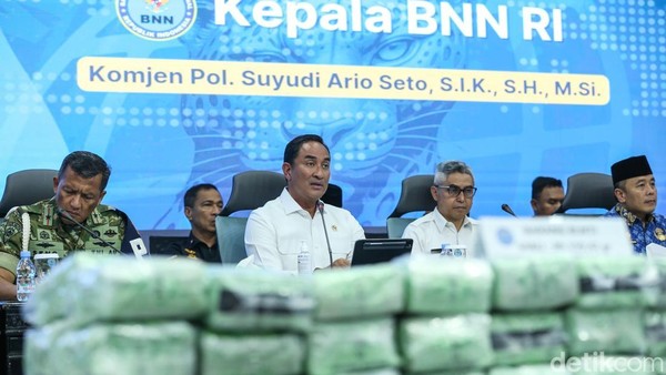 Kepala BNN RI Komjen Pol Suyudi Ario Seto memimpin konferensi pers pengungkapan jaringan narkoba internasional, dengan barang bukti sabu hasil sitaan ditampilkan di hadapan publik.