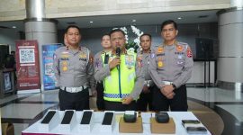Kakorlantas Polri memberikan keterangan pers didampingi jajaran perwira Korlantas saat peluncuran dan distribusi e-Tilang handheld di National Traffic Management Center, Jakarta.