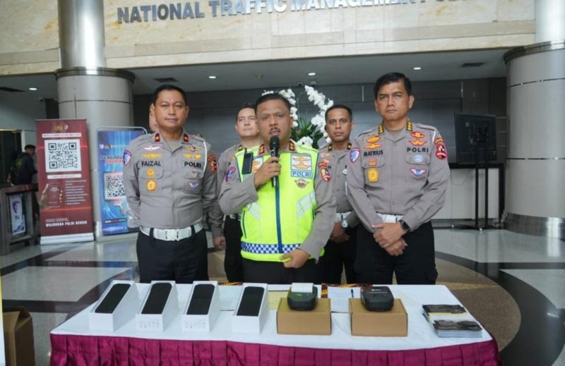 Kakorlantas Polri memberikan keterangan pers didampingi jajaran perwira Korlantas saat peluncuran dan distribusi e-Tilang handheld di National Traffic Management Center, Jakarta.