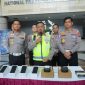 Kakorlantas Polri memberikan keterangan pers didampingi jajaran perwira Korlantas saat peluncuran dan distribusi e-Tilang handheld di National Traffic Management Center, Jakarta.