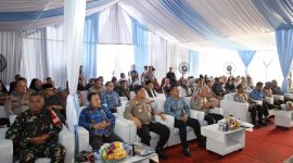 Suasana kegiatan ground breaking Rumah Kantor Bhabinkamtibmas dan peresmian fasilitas umum yang dihadiri unsur TNI, Polri, pemerintah daerah, dan masyarakat Perumahan Grand Citeras, Kabupaten Serang.