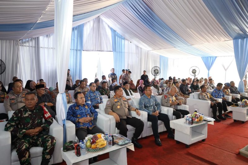 Suasana kegiatan ground breaking Rumah Kantor Bhabinkamtibmas dan peresmian fasilitas umum yang dihadiri unsur TNI, Polri, pemerintah daerah, dan masyarakat Perumahan Grand Citeras, Kabupaten Serang.