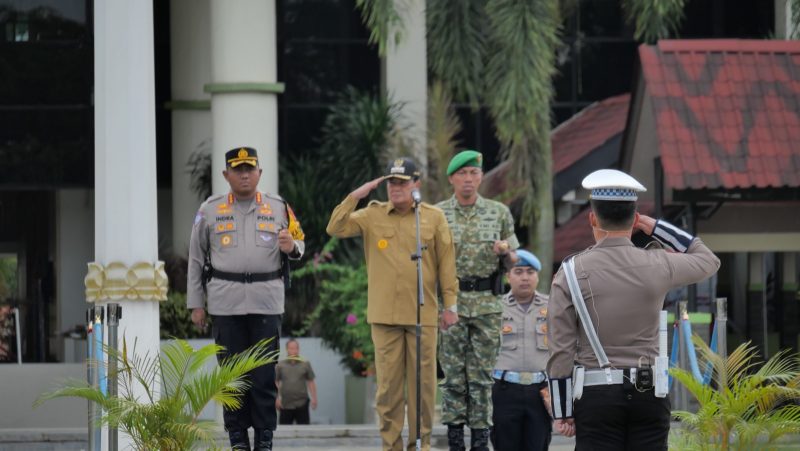 Apel Gelar Pasukan Operasi Lilin Maung 2025 di Pusat Pemerintahan Kabupaten Tangerang, unsur TNI, Polri, dan pemerintah daerah menunjukkan kesiapan pengamanan Natal dan Tahun Baru.