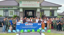 Koramil 14/Panongan bersama masyarakat dan anak-anak yatim piatu berfoto bersama usai kegiatan tasyakuran dan santunan di Makoramil Panongan, Kabupaten Tangerang, Sabtu (20/12/2025).