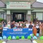 Koramil 14/Panongan bersama masyarakat dan anak-anak yatim piatu berfoto bersama usai kegiatan tasyakuran dan santunan di Makoramil Panongan, Kabupaten Tangerang, Sabtu (20/12/2025).