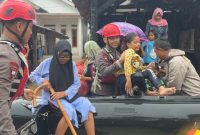 Evakuasi lansia dan anak-anak dilakukan menggunakan perahu karet oleh personel Brimob Polda Banten. Upaya ini menjadi prioritas demi keselamatan kelompok rentan saat banjir merendam permukiman warga.
