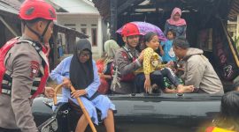 Evakuasi lansia dan anak-anak dilakukan menggunakan perahu karet oleh personel Brimob Polda Banten. Upaya ini menjadi prioritas demi keselamatan kelompok rentan saat banjir merendam permukiman warga.