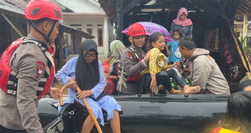 Evakuasi lansia dan anak-anak dilakukan menggunakan perahu karet oleh personel Brimob Polda Banten. Upaya ini menjadi prioritas demi keselamatan kelompok rentan saat banjir merendam permukiman warga.