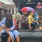 Evakuasi lansia dan anak-anak dilakukan menggunakan perahu karet oleh personel Brimob Polda Banten. Upaya ini menjadi prioritas demi keselamatan kelompok rentan saat banjir merendam permukiman warga.