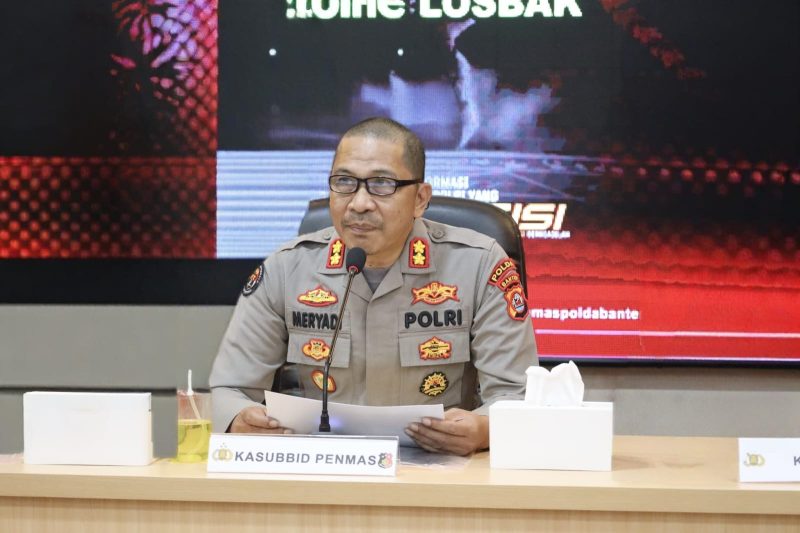 Plh. Kabid Humas Polda Banten AKBP Meryadi menyampaikan keterangan pers terkait mutasi dan penyegaran organisasi di lingkungan Polri, Serang.