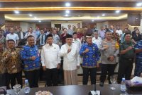 Foto bersama Forkopimda Kabupaten Tangerang, TNI, Polri, dan tokoh masyarakat usai rapat koordinasi pengamanan Nataru 2025 yang dipimpin Bupati Kabupaten Tangerang Moch. Maesyal Rasyid sebagai wujud komitmen menjaga keamanan dan kerukunan.