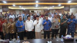 Foto bersama Forkopimda Kabupaten Tangerang, TNI, Polri, dan tokoh masyarakat usai rapat koordinasi pengamanan Nataru 2025 yang dipimpin Bupati Kabupaten Tangerang Moch. Maesyal Rasyid sebagai wujud komitmen menjaga keamanan dan kerukunan.