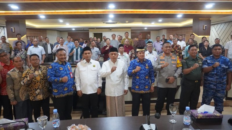 Foto bersama Forkopimda Kabupaten Tangerang, TNI, Polri, dan tokoh masyarakat usai rapat koordinasi pengamanan Nataru 2025 yang dipimpin Bupati Kabupaten Tangerang Moch. Maesyal Rasyid sebagai wujud komitmen menjaga keamanan dan kerukunan.