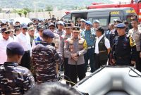 Kapolri Jenderal Polisi Listyo Sigit Prabowo didampingi Kapolda Banten Irjen Pol Hengki meninjau kesiapan personel dan sarana pengamanan Nataru di kawasan Pelabuhan Merak.