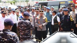 Kapolri Jenderal Polisi Listyo Sigit Prabowo didampingi Kapolda Banten Irjen Pol Hengki meninjau kesiapan personel dan sarana pengamanan Nataru di kawasan Pelabuhan Merak.