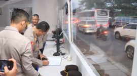 Petugas Polda Banten memantau situasi arus lalu lintas melalui layar monitor di Pos Pengamanan Nataru, sebagai bagian dari patroli dan pengawasan jelang Natal 2025 dan Tahun Baru 2026.