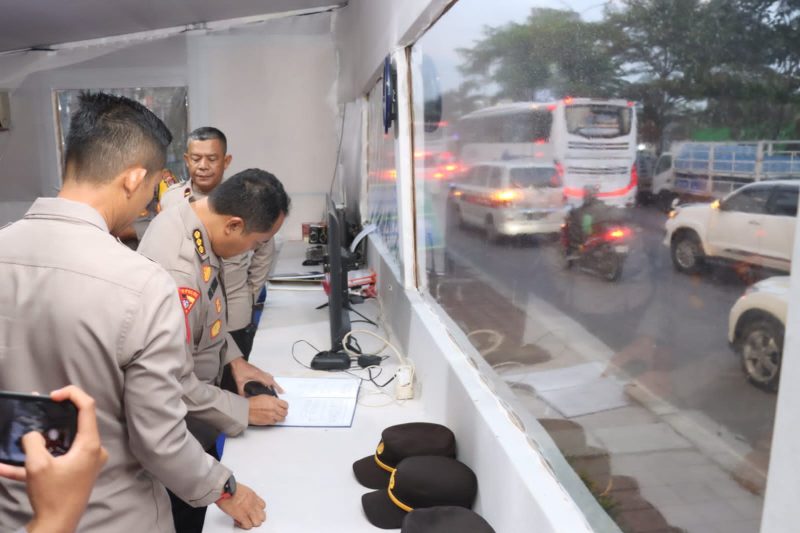 Petugas Polda Banten memantau situasi arus lalu lintas melalui layar monitor di Pos Pengamanan Nataru, sebagai bagian dari patroli dan pengawasan jelang Natal 2025 dan Tahun Baru 2026.