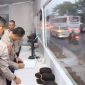 Petugas Polda Banten memantau situasi arus lalu lintas melalui layar monitor di Pos Pengamanan Nataru, sebagai bagian dari patroli dan pengawasan jelang Natal 2025 dan Tahun Baru 2026.