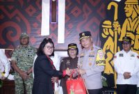 Kapolda Banten Irjen Pol Hengki menyerahkan bingkisan Natal kepada perwakilan jemaat, disaksikan unsur Forkopimda, sebagai simbol kebersamaan dan toleransi antarumat beragama.