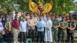 Bupati Tangerang Moch Maesyal Rasyid foto bersama unsur Forkopimda usai melakukan kunjungan dan pengecekan pengamanan Perayaan Natal 2025 di Gereja Santo Gregorius Agung, Pasar Kemis. (Foto: AS/Metrosiar)