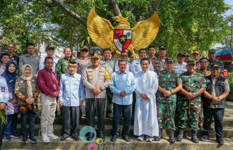 Bupati Tangerang Moch Maesyal Rasyid foto bersama unsur Forkopimda usai melakukan kunjungan dan pengecekan pengamanan Perayaan Natal 2025 di Gereja Santo Gregorius Agung, Pasar Kemis. (Foto: AS/Metrosiar)
