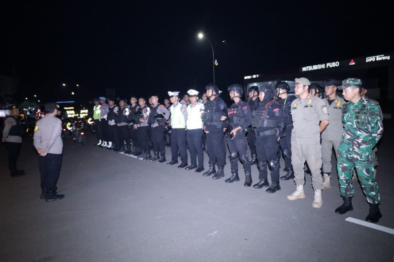 Personel gabungan TNI, Polri, dan Satpol PP mengikuti apel kesiapsiagaan Patroli Skala Besar Polda Banten guna mengamankan perayaan Natal 2025 dan Tahun Baru 2026 di wilayah Serang.