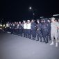 Personel gabungan TNI, Polri, dan Satpol PP mengikuti apel kesiapsiagaan Patroli Skala Besar Polda Banten guna mengamankan perayaan Natal 2025 dan Tahun Baru 2026 di wilayah Serang.