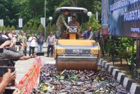 Proses pemusnahan ribuan botol minuman keras dengan alat berat disaksikan unsur TNI, Polri, dan masyarakat dalam rangka Press Release Akhir Tahun Polresta Tangerang.