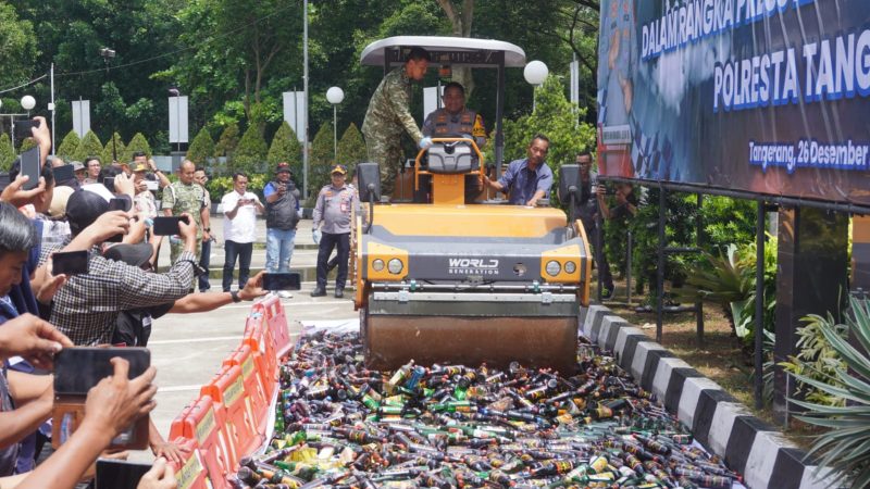 Proses pemusnahan ribuan botol minuman keras dengan alat berat disaksikan unsur TNI, Polri, dan masyarakat dalam rangka Press Release Akhir Tahun Polresta Tangerang.
