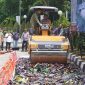 Proses pemusnahan ribuan botol minuman keras dengan alat berat disaksikan unsur TNI, Polri, dan masyarakat dalam rangka Press Release Akhir Tahun Polresta Tangerang.