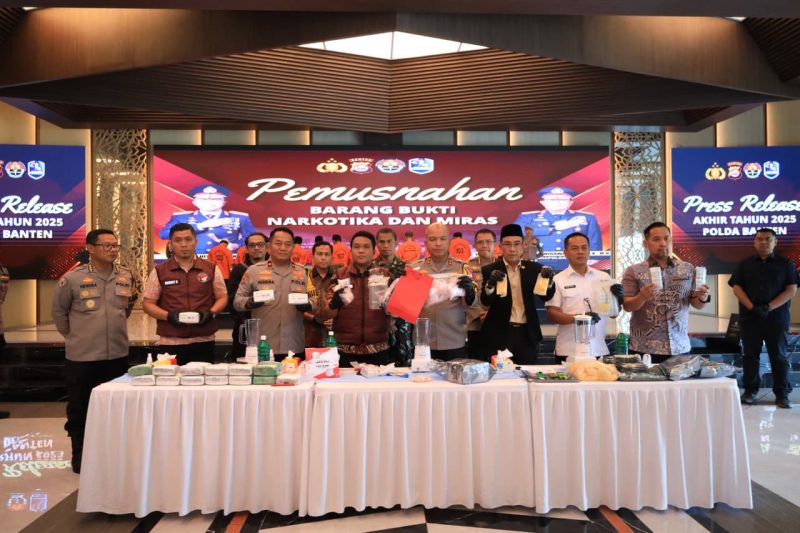 Jajaran Polda Banten bersama instansi terkait menunjukkan barang bukti narkotika dan minuman keras yang dimusnahkan pada Press Release Akhir Tahun 2025 sebagai bentuk transparansi dan komitmen pemberantasan kejahatan.