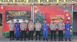 Wakapolda Banten bersama pejabat utama Polda Banten dan Polres Cilegon berfoto bersama di depan Pos Pengamanan Pelabuhan Merak dalam rangka Operasi Lilin Maung 2025.