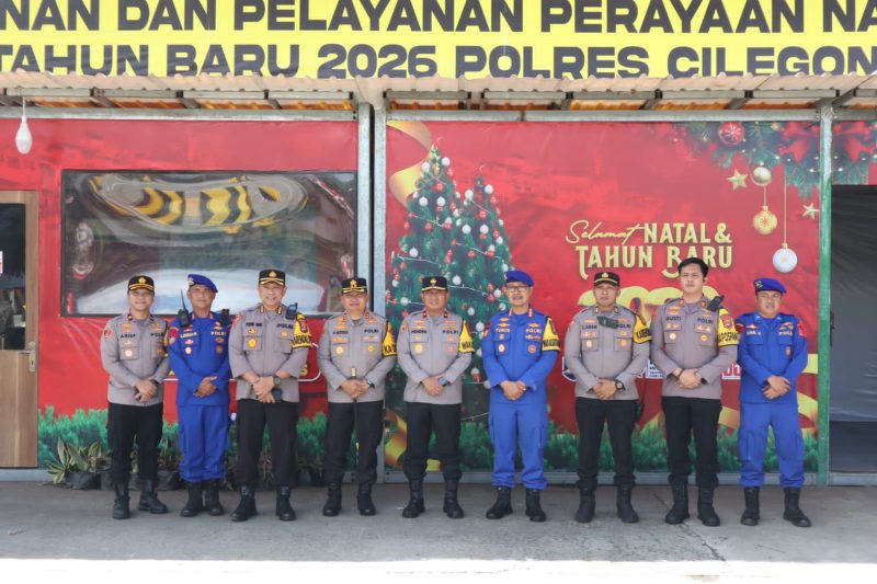 Wakapolda Banten bersama pejabat utama Polda Banten dan Polres Cilegon berfoto bersama di depan Pos Pengamanan Pelabuhan Merak dalam rangka Operasi Lilin Maung 2025.