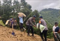 Gotong royong tanpa henti, personel Satbrimob Polda Banten dan warga mengangkut material serta logistik melintasi jalur rawan longsor.