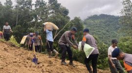 Gotong royong tanpa henti, personel Satbrimob Polda Banten dan warga mengangkut material serta logistik melintasi jalur rawan longsor.